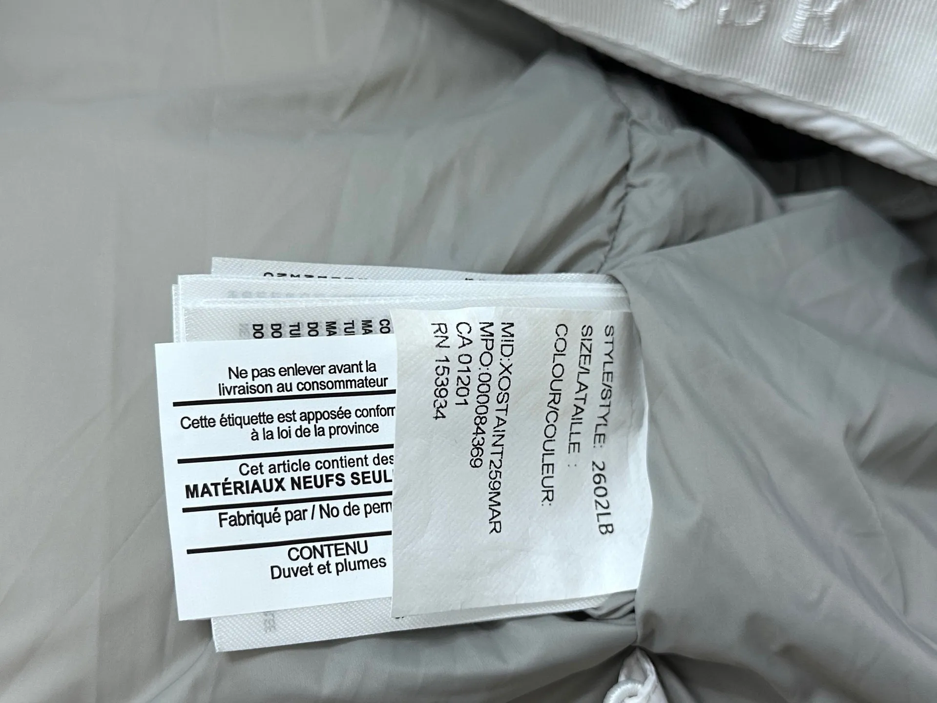 P740 【𝗖𝗔𝗡𝗔𝗗𝗔 𝗚𝗢𝗢𝗦𝗘】Capsule Series Macaron White Label Fabric: Made of soft EnduraLuxe fabric imported from DuPont, CORDURA, USA, which enhances the durability of easy-to-wear parts, is lightweight and durable; the liner is made of 400T anti-velvet gallbladder, which is comfortable, soft and non-velvet. : Equipped with a detachable hood, which can be adjusted in two directions, and is also filled with down, which brings greater softness and wrapping around the head and neck, and is full of warmth. This parka features white trim on the back and sides, and the hardware locks are all original and custom-made to match the muted fabric color. Goose label: The official website’s new series of silicone material labels, non-embroidery labels. Length: Fit hip-length. Size: XS-L